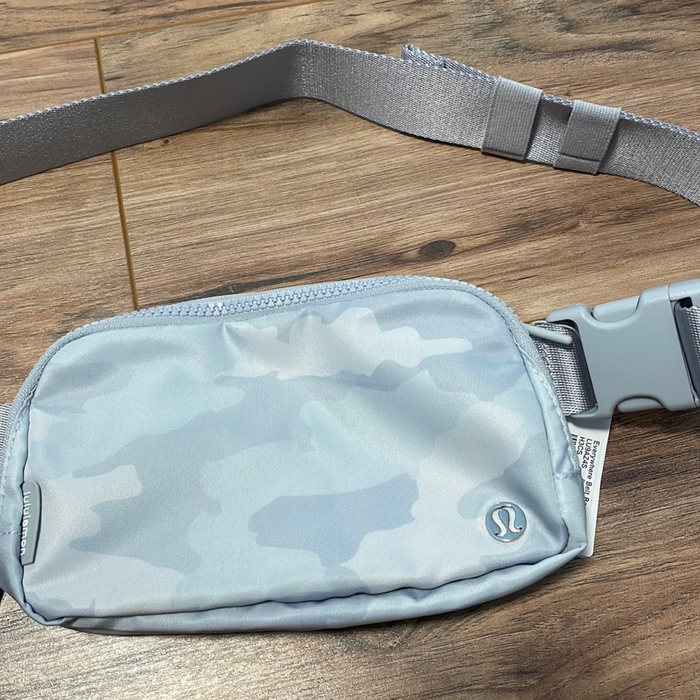 Lululemon everywhere belt bag in heritage 365 camo starlight